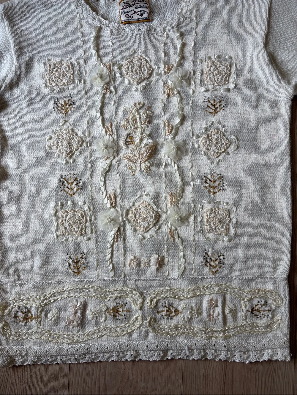 Vintage Heirloom Collectibles Cream Embroidered Women’s Sweater